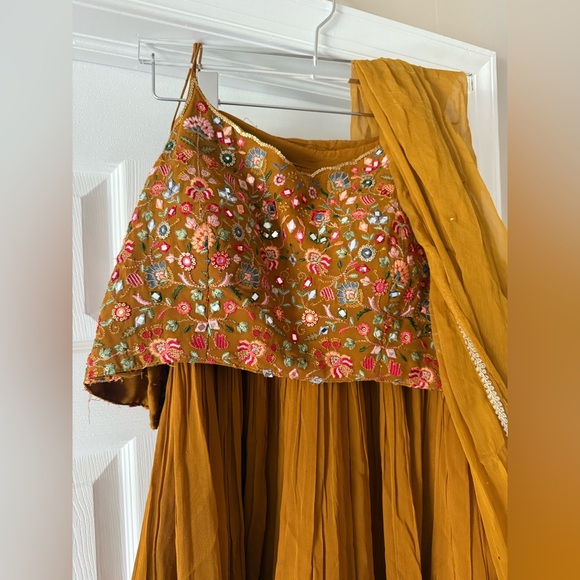 Lehenga Set Size Small - Picture 2 of 7